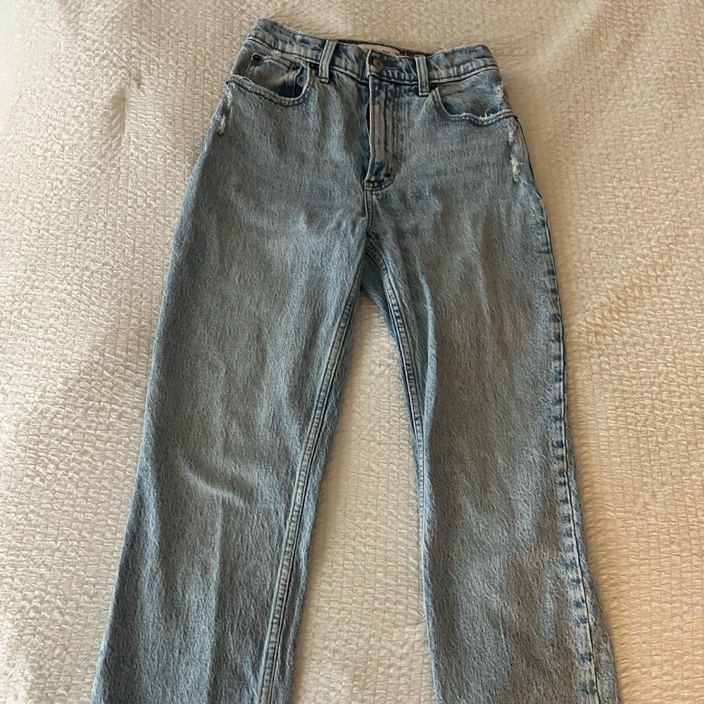 Abercrombie Ultra High Rise 90’s Straight Jean 
Size 24, 00, Short